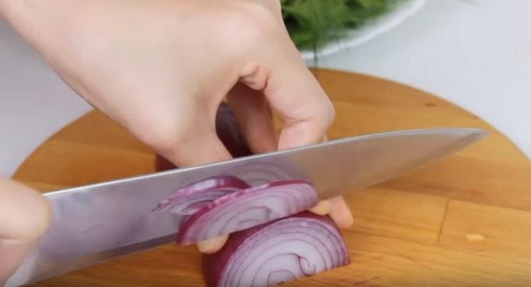 Couper l'oignon rouge en fines demi-anneaux.
