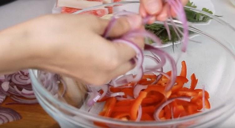 We put pepper and onion in a salad bowl.