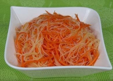 Preparamos una ensalada picante con funchose y zanahorias coreanas de acuerdo con una receta paso a paso con una foto.