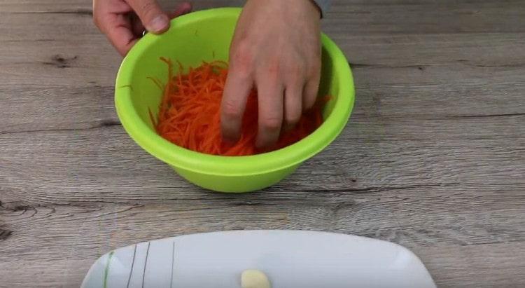 Rub the carrots on a grater.