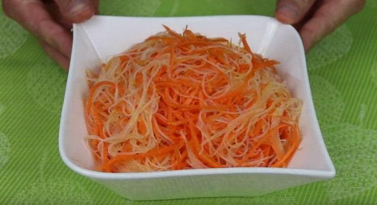 La salade avec des carottes funchose et coréennes est prête.