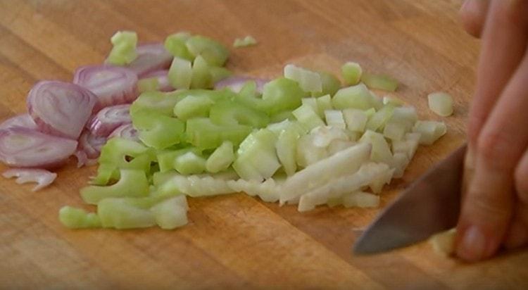 Todas las verduras necesarias se cortan en cubos pequeños.