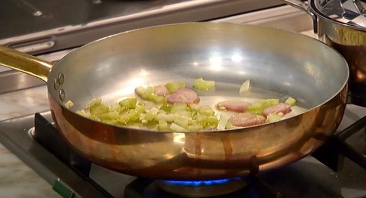 Spread onion, garlic and celery in a pan.