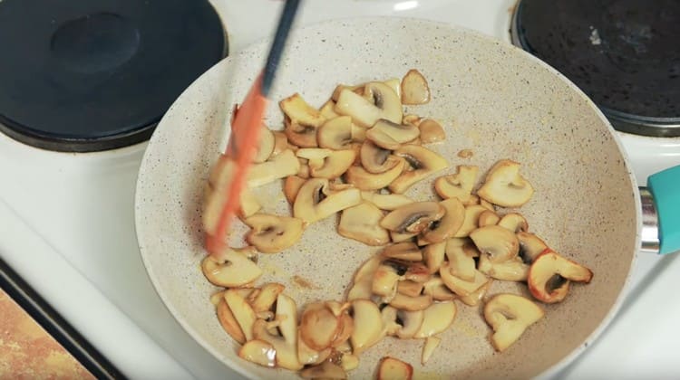 Faire frire les champignons dans une poêle.