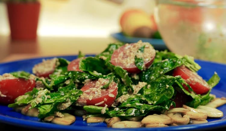 Ang salad na may spinach at kamatis ay handa na.