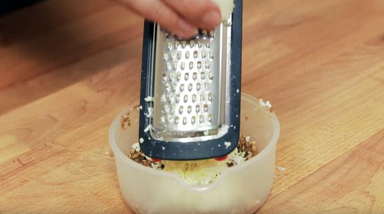 In the dressing on a fine grater we rub the egg.