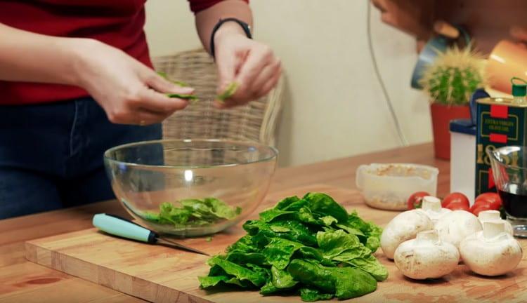 Tear spinach into pieces and put in a deep salad bowl.
