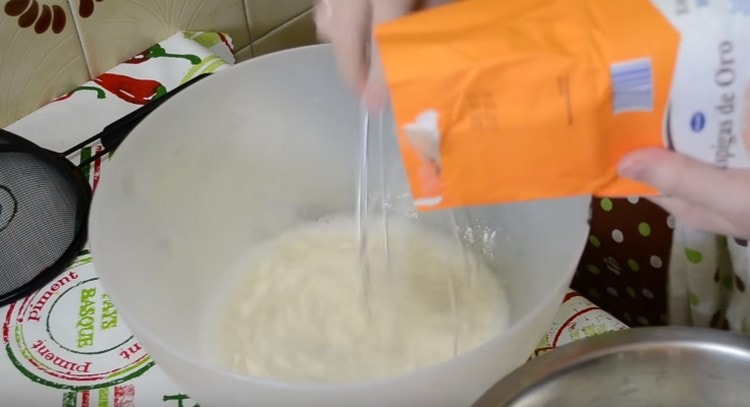 Add vanilla sugar and flour to the yeast mass.