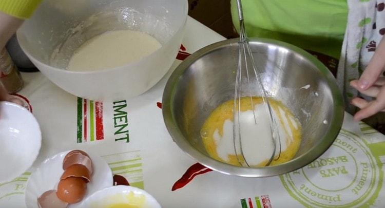 Ajoutez du sucre aux œufs et battez à nouveau.