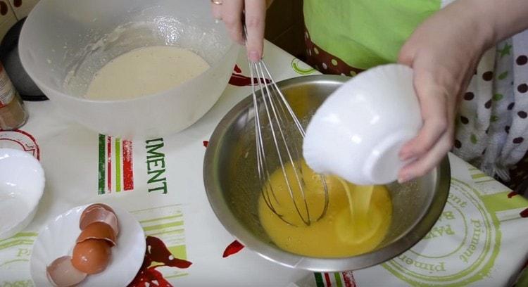 Introduce la mantequilla derretida en la masa de huevo.