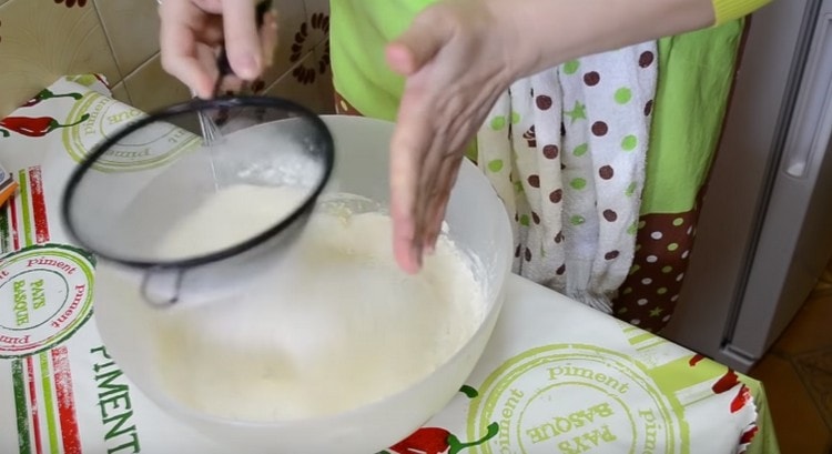 Tamiser dans la masse de pâte.