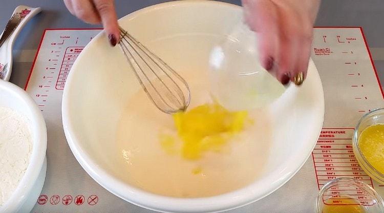 Por separado, batir ligeramente los huevos y también agregar a la mezcla de leche.