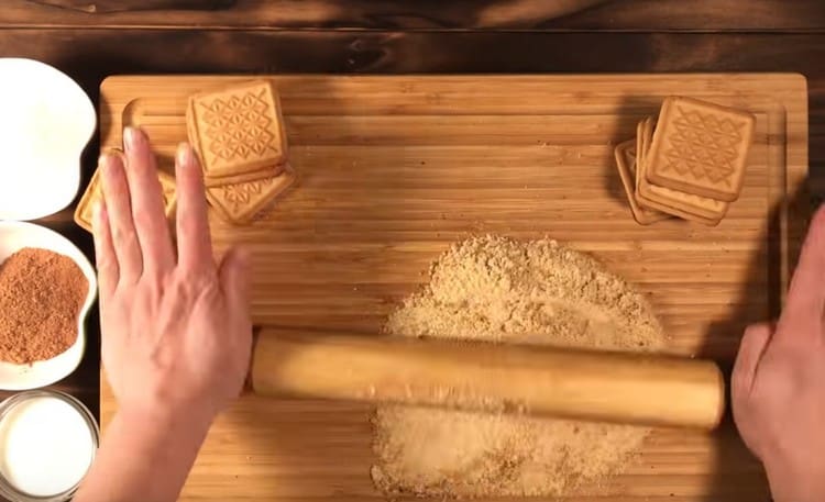 Galletas de mantequilla con un rodillo.