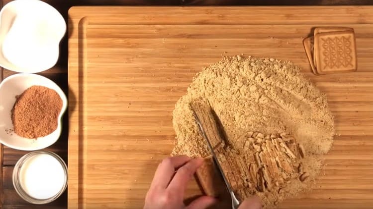 Nous avons coupé une petite partie du biscuit en tranches avec un couteau.