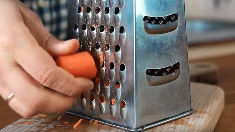 On a coarse grater we rub carrots.