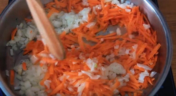 Freír las zanahorias con cebolla en una sartén con aceite vegetal.