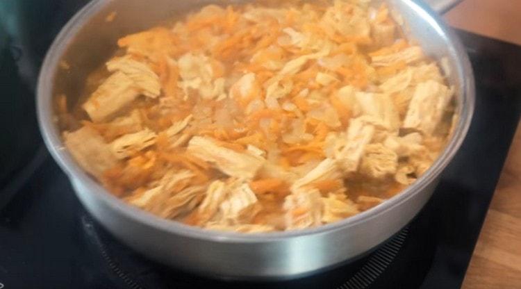 Agregue espárragos de soya a las zanahorias y cebollas y prepare un plato debajo de la tapa.
