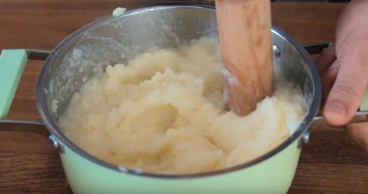 Pétrir la purée de pommes de terre.