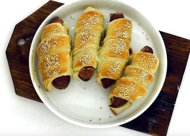 Saucisses dans la pâte feuilletée faite maison - très savoureux вкусно