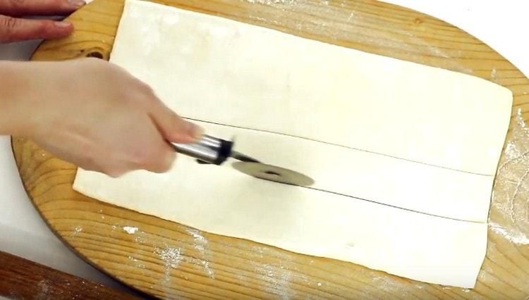 Couper la pâte en longues lanières.