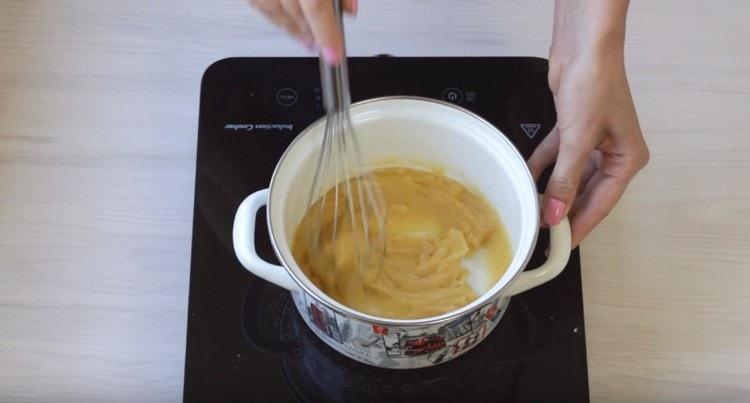 Miješajte masu tako da se brašno prokuva.