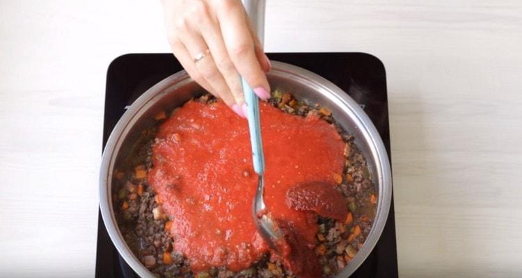 Agregue los tomates picados y la pasta de tomate.