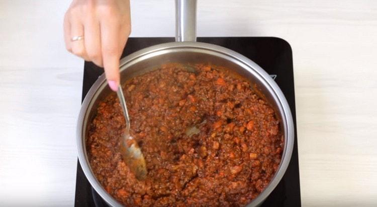 La sauce bolognaise est assez épaisse.