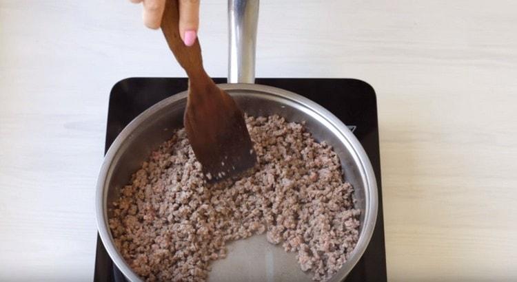 Fry the minced meat in a pan.