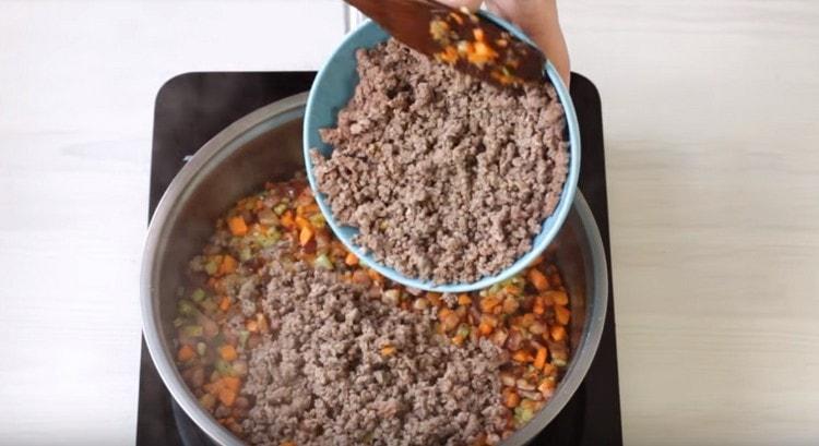 Return the minced meat to the pan.