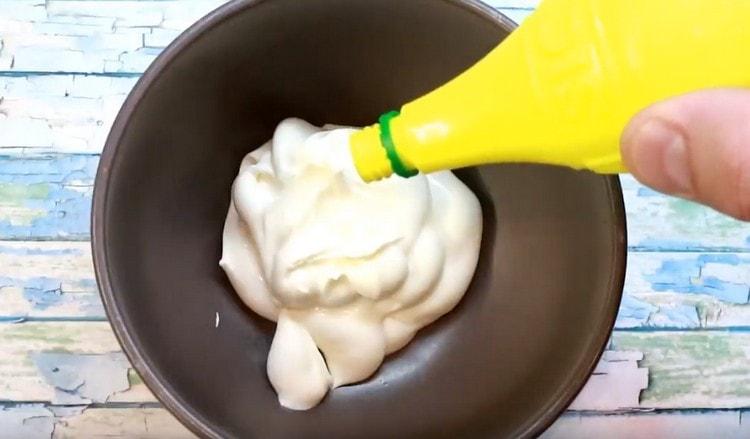 Ajouter le jus de citron à la mayonnaise.