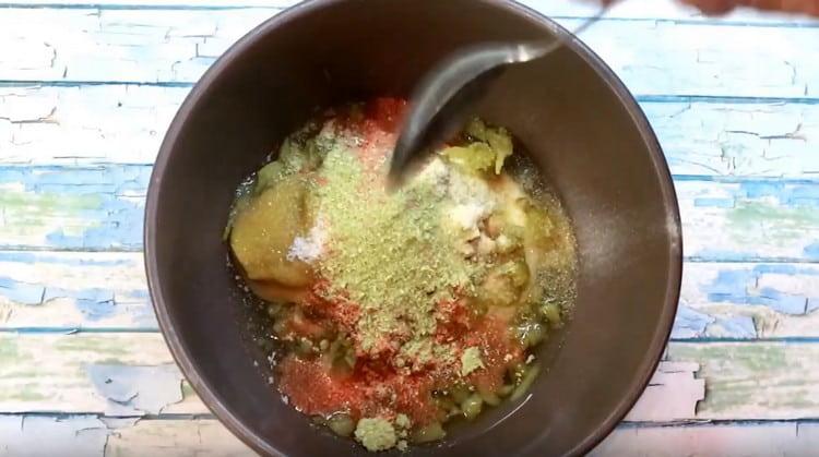 U umaku dodajte papriku, suhi luk i češnjak.