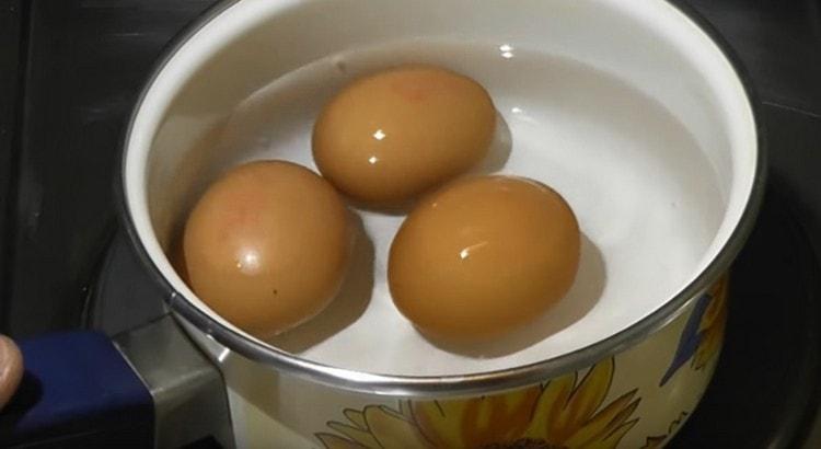 Hervir los huevos duros.