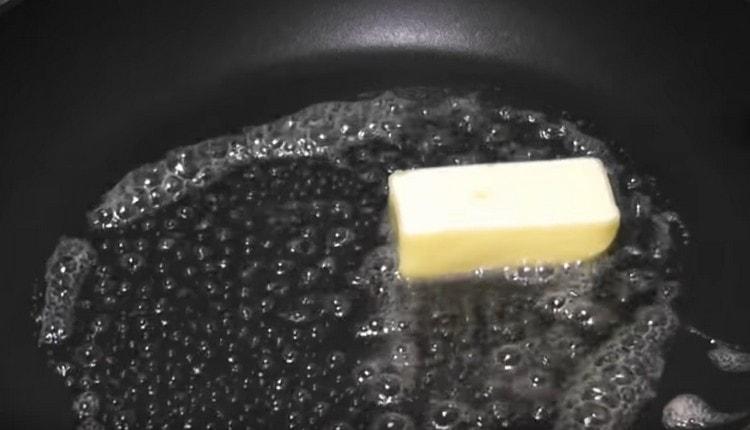 Dans une casserole, nous chauffons un morceau de beurre.