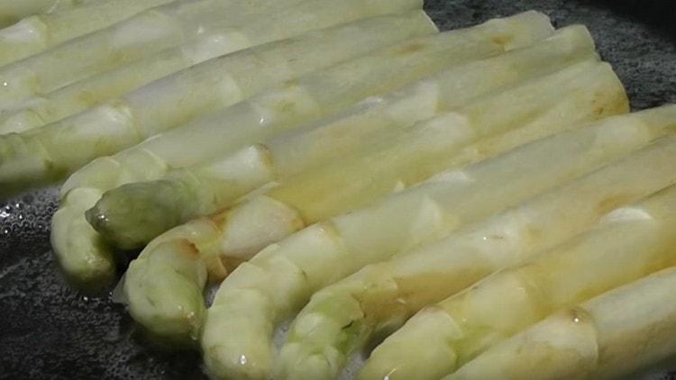 Nous mettons les asperges dans une casserole.