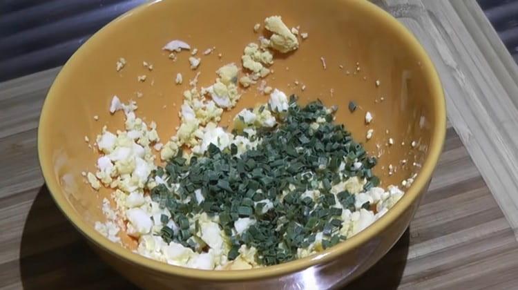 Hervimos los huevos duros, mezclamos con cebolla verde picada.