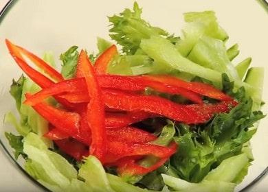 En salat med friske grøntsager og en selleri stilk - en enkel og sund opskrift 🥗