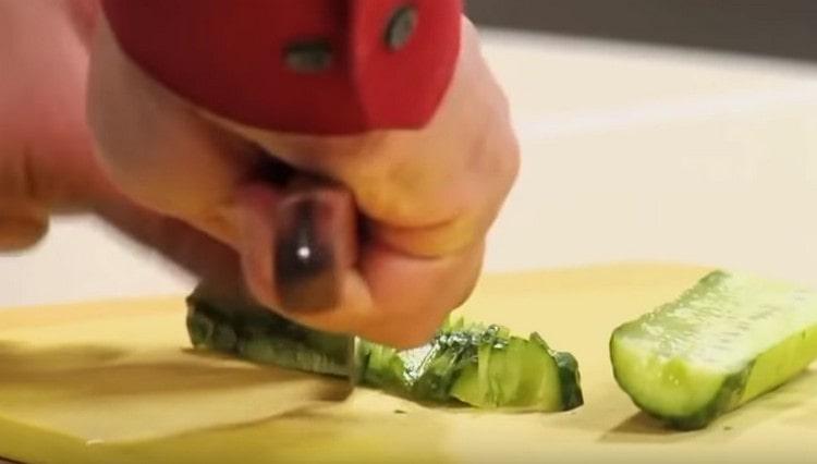 Cut the peeled cucumber in semicircles.