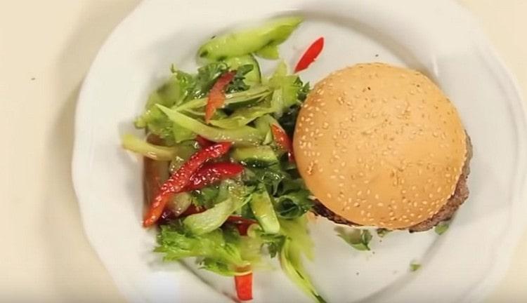 Prueba y receta esta ensalada con un tallo de apio.