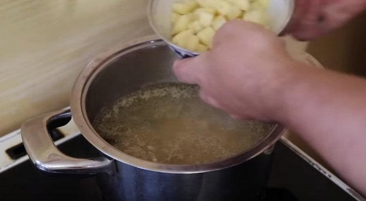 Lorsque les haricots sont prêts, mettez les pommes de terre dans une casserole avec soupe.