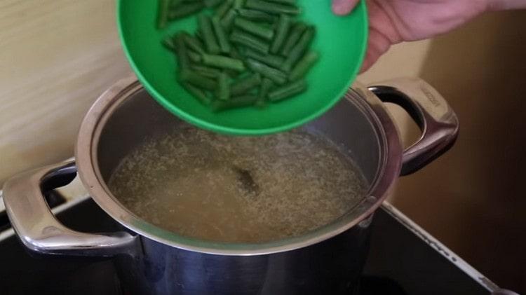 Nous ajoutons également des haricots verts surgelés.