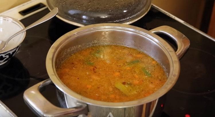 La soupe de haricots blancs finie doit idéalement être infusée sous le couvercle.