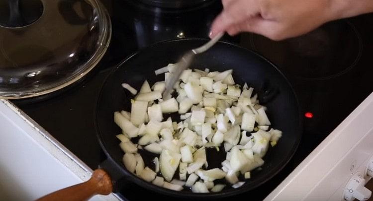 Faites frire l'oignon dans une poêle jusqu'à ce qu'il soit ramolli.