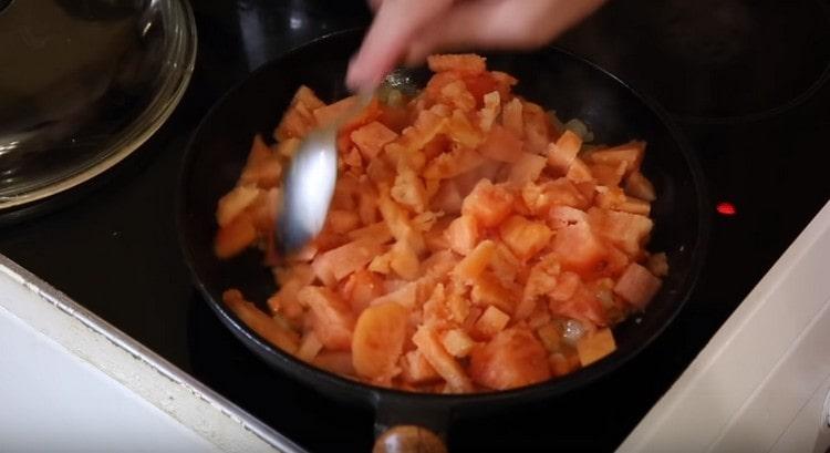 Ajouter les tomates à la casserole aussi.