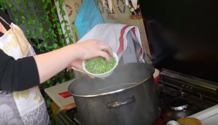 Mettez la friture et les petits pois dans la soupe.