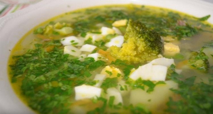 Au moment de servir dans la soupe au brocoli, ajoutez les œufs et les légumes.