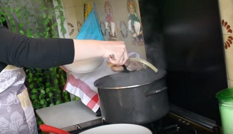 Preparamos caldo de carne, luego obtenemos carne de él.