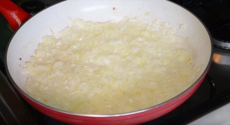 Freír la cebolla hasta que esté suave en una sartén.