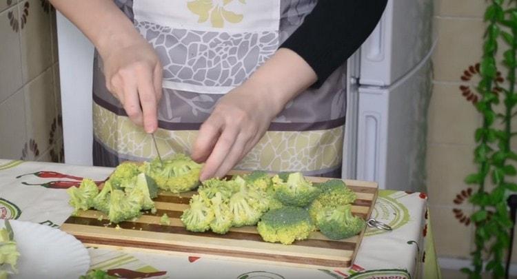 Wash broccoli and cut into inflorescences.