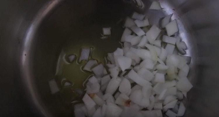 Grind the onion and put it into the pan with a thick bottom.