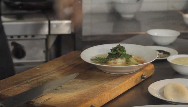 Au moment de servir, décorer le plat avec des herbes.